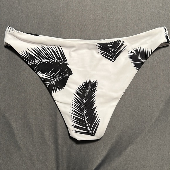 Woman’s 2 piece bathing suit - Picture 3 of 6